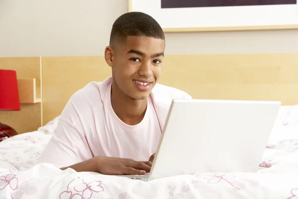 Adolescente Menino Usando Laptop Quarto — Fotografia de Stock