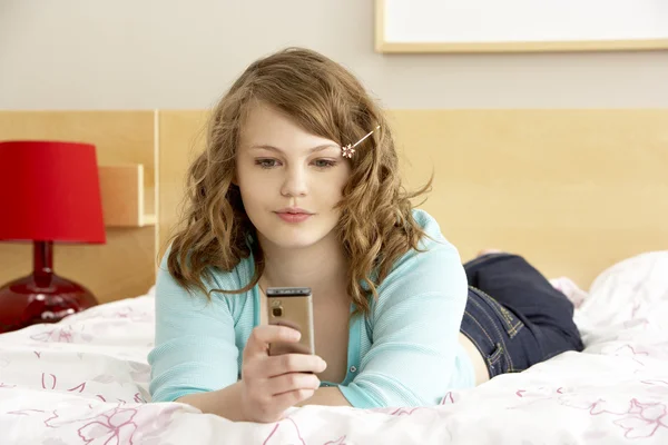 Εφηβικό Κορίτσι Στο Υπνοδωμάτιο Κινητό Τηλέφωνο — Φωτογραφία Αρχείου