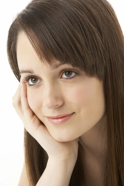 Studio porträtt av tonårig flicka på vit bakgrund — Stockfoto