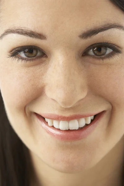 Студійний портрет усміхненої жінки — стокове фото