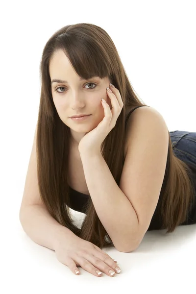Studio porträtt av tonårig flicka på vit bakgrund — Stockfoto