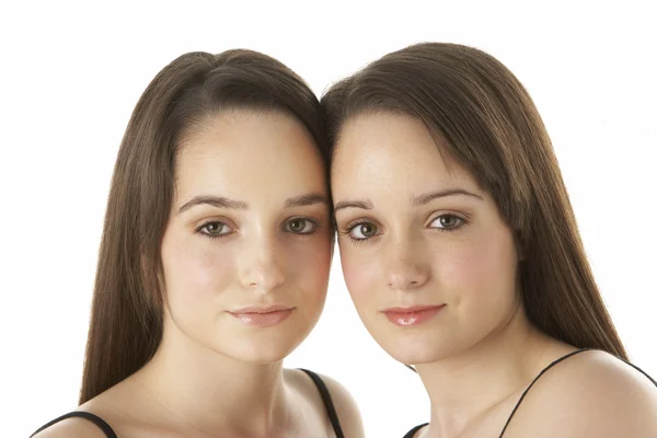 Студийный портрет близнецов-подростков — стоковое фото