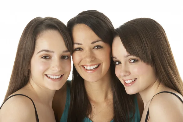 Студийный портрет трех молодых женщин — стоковое фото