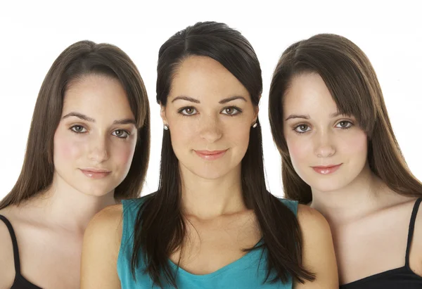 工作室的三个年轻女子肖像 — 图库照片