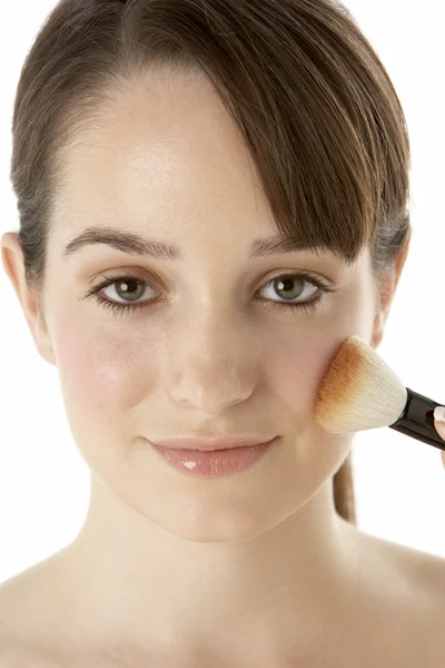 Dospívající dívka použitím make-upu — Stock fotografie