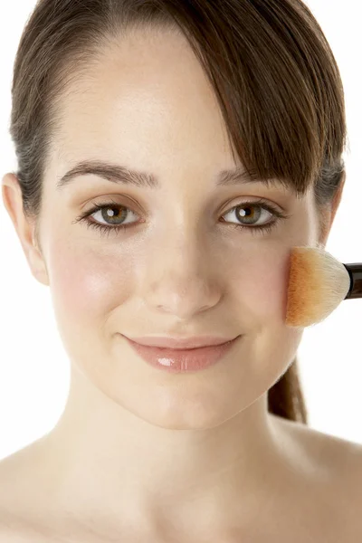 Menina adolescente aplicando maquiagem — Fotografia de Stock