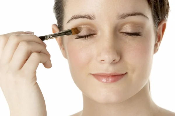 Teenage Girl Applying Make Up — Stock Photo, Image