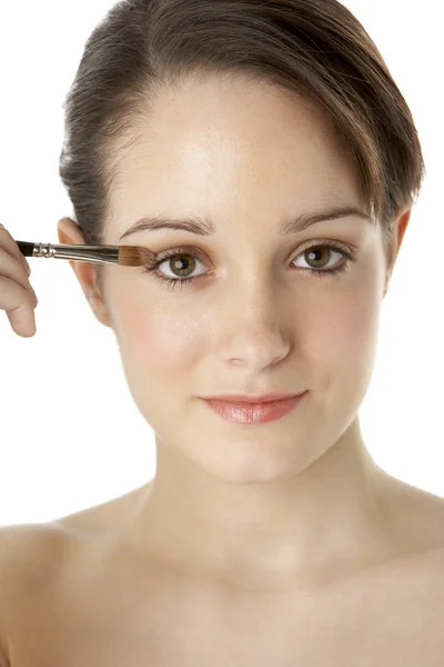 Menina adolescente aplicando maquiagem — Fotografia de Stock