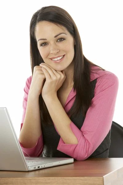 Mulher empresária usando laptop na mesa — Fotografia de Stock