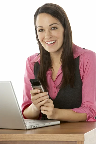 Female Businesswoman Using Laptop At Desk — Stock Photo, Image