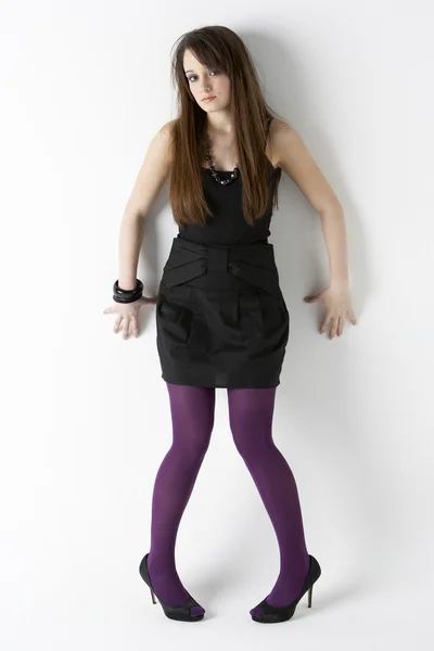 Studiový portrét moderně oblečená dospívající dívky — Stock fotografie