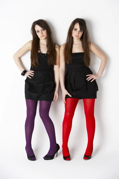 Stüdyo portre, şık giyimli ikiz genç kız — Stok fotoğraf
