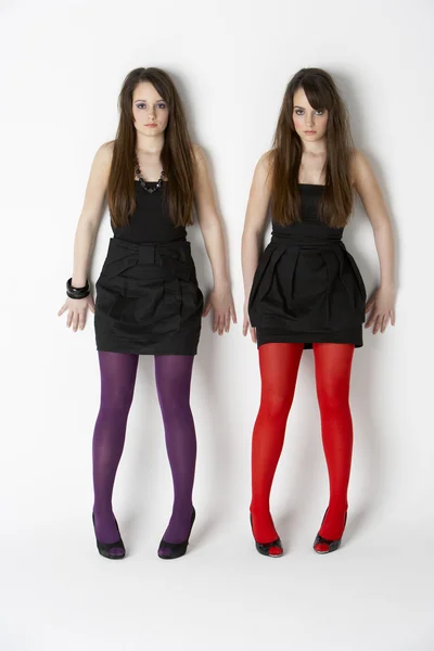 Retrato de estúdio de meninas adolescentes gêmeas elegantemente vestidas — Fotografia de Stock