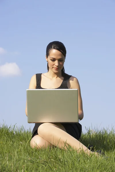 Kobieta korzysta z laptopa na zewnątrz w lecie wsi — Zdjęcie stockowe