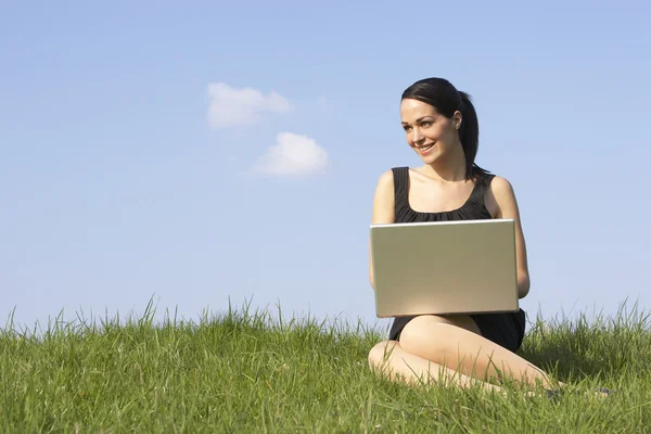 Frau Nutzt Laptop Freien Sommerlicher Landschaft — Stockfoto