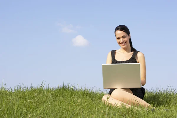 Dizüstü bilgisayar açık havada yaz kırsal kesimde kullanan kadın — Stok fotoğraf