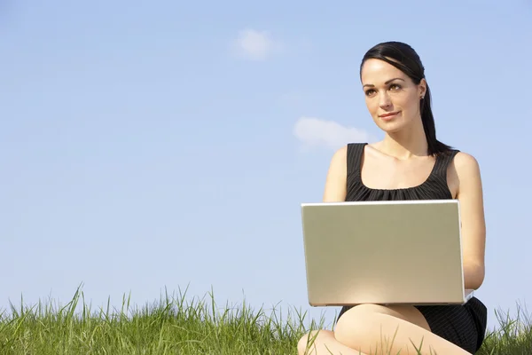 Mulher Usando Laptop Livre Campo Verão — Fotografia de Stock