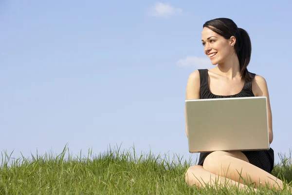 Mulher Usando Laptop Livre Campo Verão — Fotografia de Stock