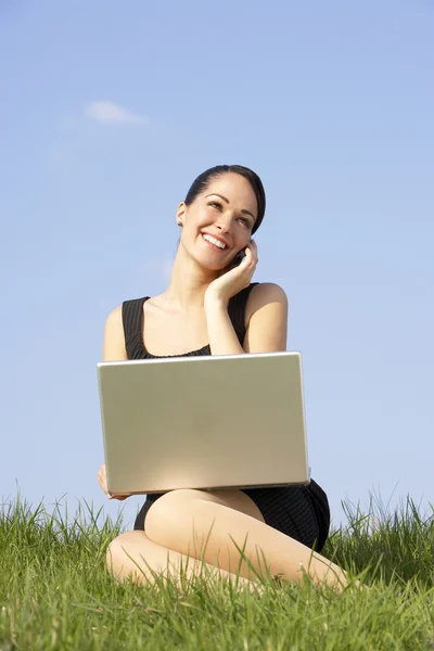 Mulher Usando Laptop Telefone Celular Livre Campo — Fotografia de Stock