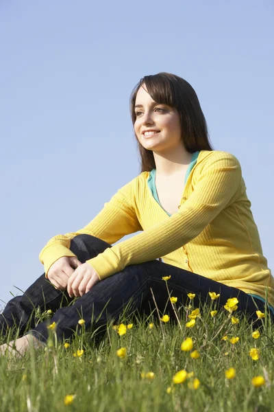 Teenager Mädchen Sitzt Auf Sommerwiese — Stockfoto