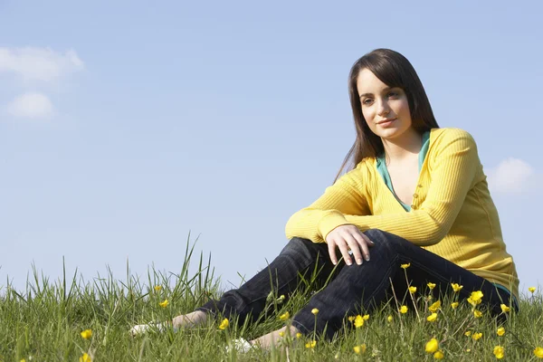 Teenager Mädchen Sitzt Auf Sommerwiese — Stockfoto
