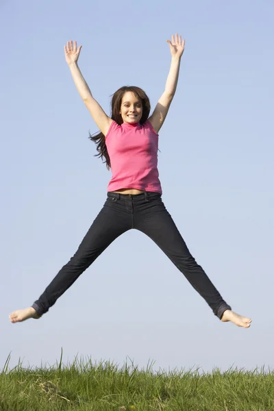Teenager Mädchen Springt Sommerwiese — Stockfoto
