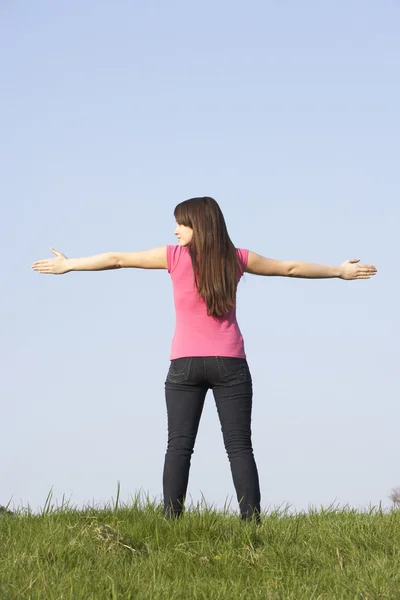 Teenager-Mädchen steht auf Sommerwiese — Stockfoto