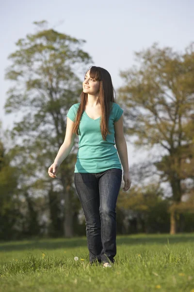 Adolescente Chica Caminando Través Verano Pradera — Foto de Stock