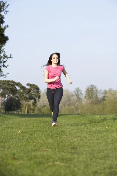 Adolescente chica corriendo a través de verano pradera — Foto de Stock