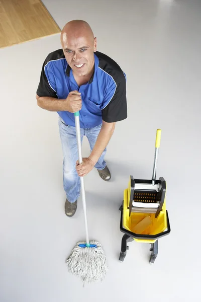 Limpador esfregando chão de escritório — Fotografia de Stock