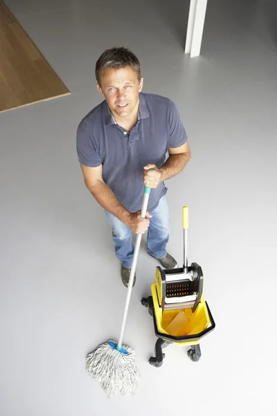 清洁剂拖办公室地板 — 图库照片