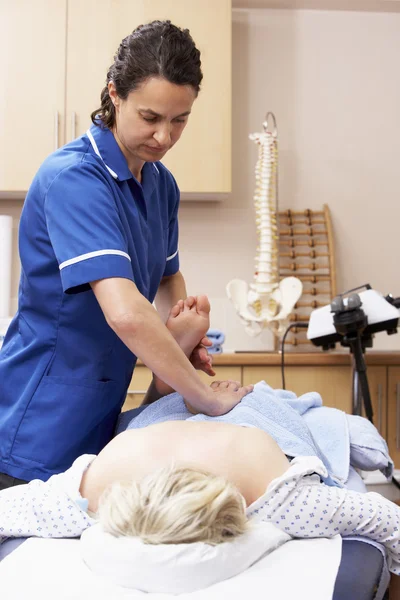 Osteopath treating female client — Stock Photo, Image