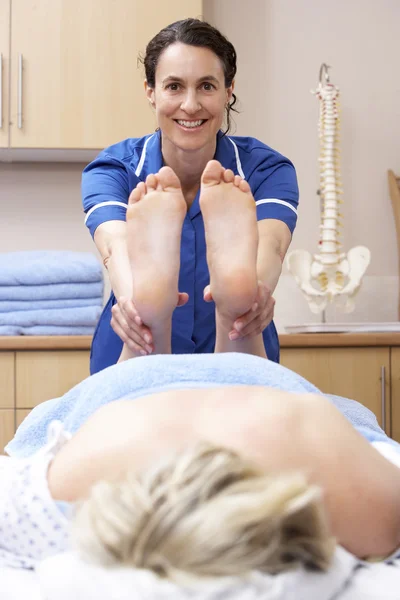 Osteopata tratando cliente feminino — Fotografia de Stock