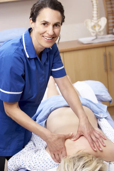 Osteopaat Behandelen Vrouwelijke Client — Stockfoto