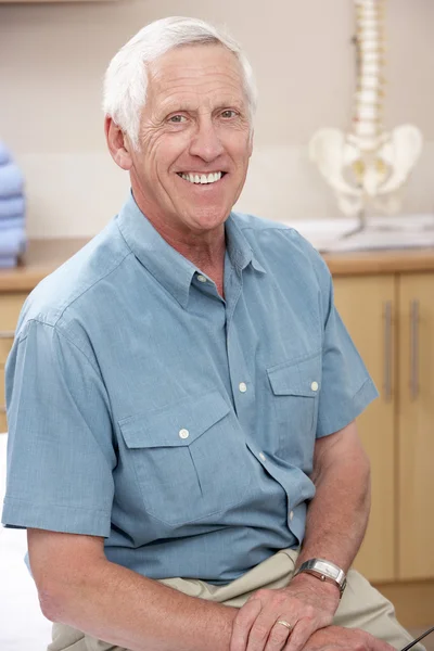 Retrato de osteopata masculino — Fotografia de Stock