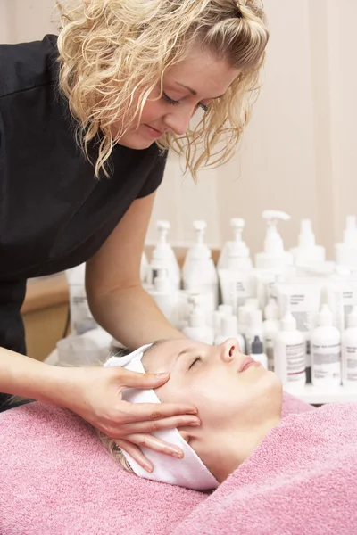 Kvinnlig massös ger klienten ansiktsbehandling — Stockfoto