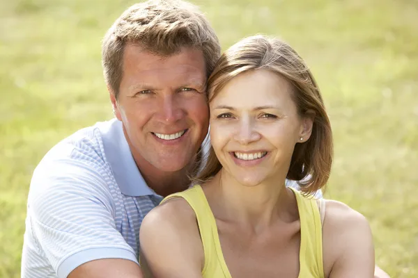 Midden Leeftijd Paar Plezier Platteland — Stockfoto