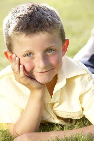 Retrato de menino no campo — Fotografia de Stock