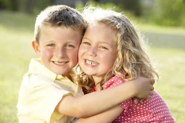 2 Crianças abraçando ao ar livre — Fotografia de Stock