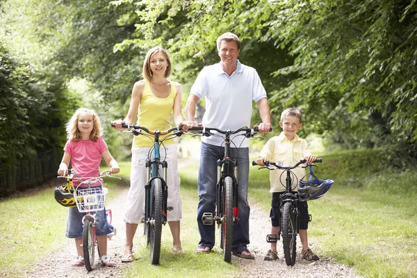 在农村中的家庭骑自行车 — 图库照片