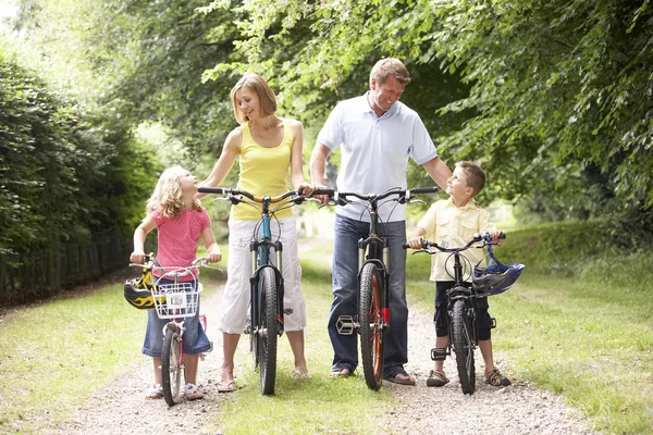 Familjen ridning cyklar på landsbygden — Stockfoto