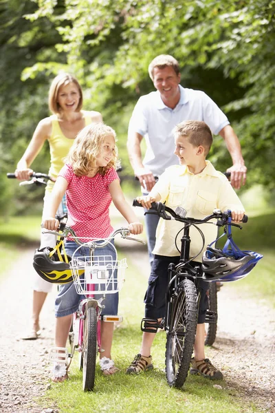 Familjen Ridning Cyklar Landsbygden — Stockfoto
