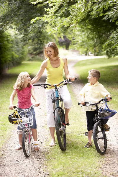 Mor Och Barn Ridning Cyklar Landsbygden — Stockfoto