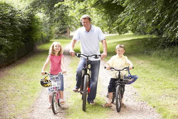 Πατέρας Και Παιδιά Ιππασία Ποδήλατα Στην Ύπαιθρο — Φωτογραφία Αρχείου