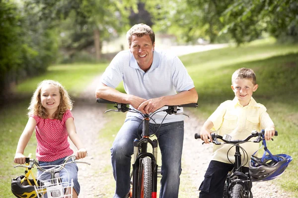 Vater Und Kinder Mit Fahrrädern Auf Dem Land — Stockfoto