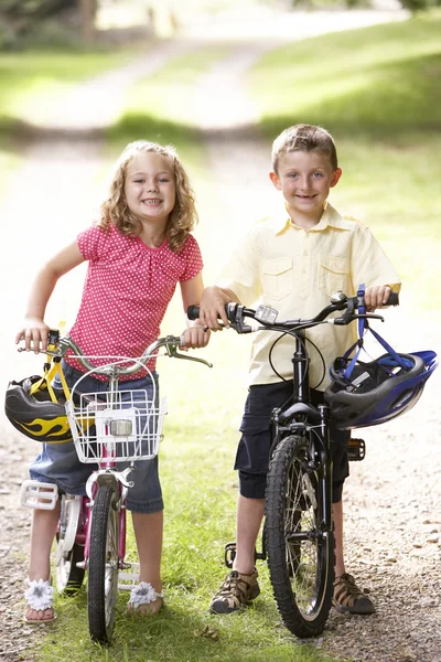 Дети Катаются Велосипедах Сельской Местности — стоковое фото