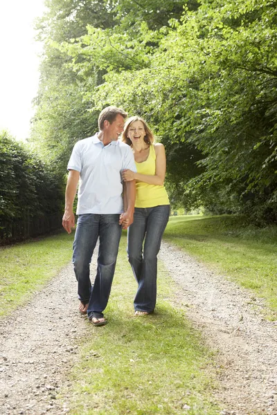 Ehepaar Mittleren Alters Geht Auf Dem Land Spazieren — Stockfoto