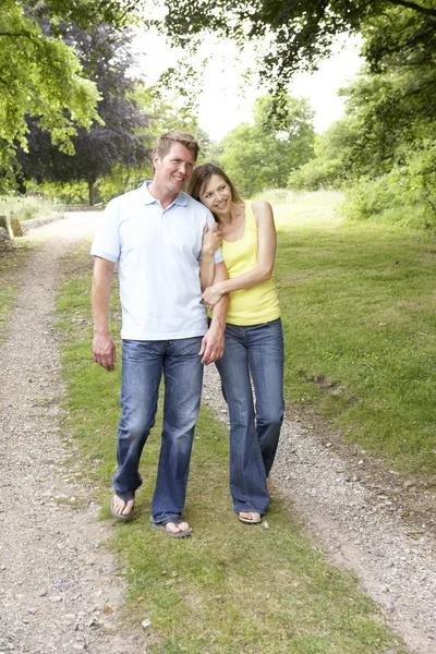 Ehepaar mittleren Alters geht auf dem Land spazieren — Stockfoto