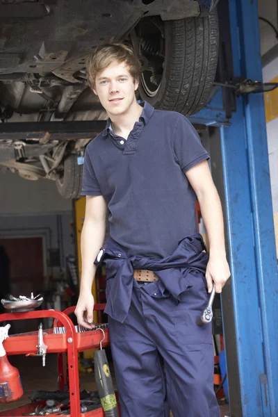 Mekaniker som jobbade på bil — Stockfoto