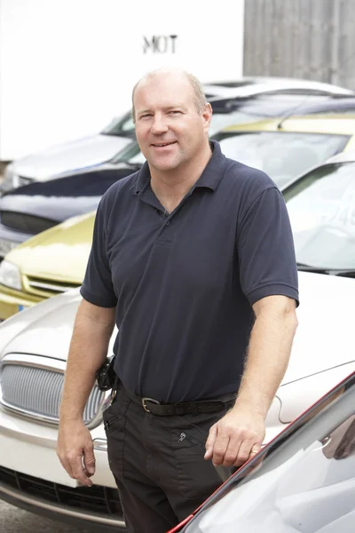Car salesman standing on lot — Stok fotoğraf